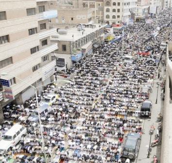 جانب من صلاة (جمعة الوفاق) أمس